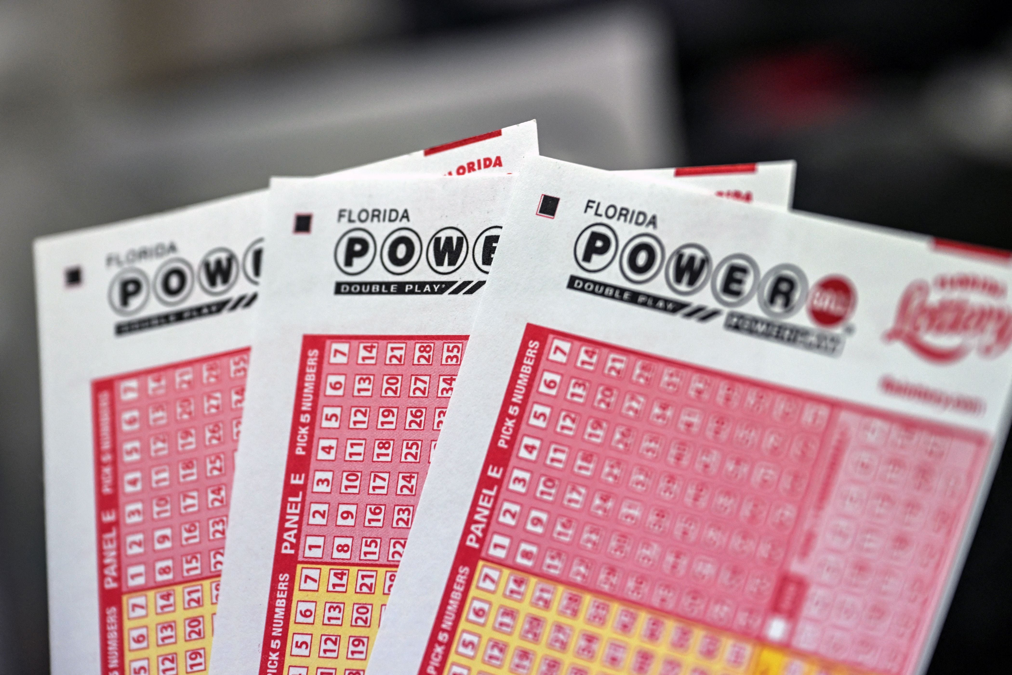 Boletos de lotería Powerball fotografiados dentro de una tienda en Homestead, Florida, el 19 de julio de 2023. (Foto de GIORGIO VIERA / AFP).
