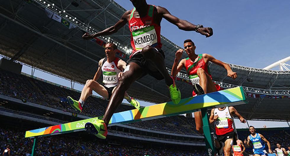 Ezekiel Kemboi de Kenia ya celebraba su bronce en los 3 000 metros con obstáculos en Río 2016. Sin embargo, el comité organizador le retiró la medalla. (Foto: Getty Images)