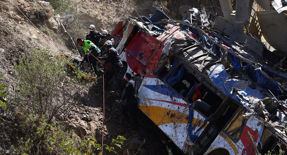 Ayer, más de 24 horas después del despiste y volcadura del bus de la empresa León Express, el número de muertos aumentó a 34 personas. (Hugo Curotto / @photo.gec)