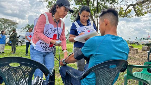 Un integrante del  Comité Internacional de la Cruz Roja (CICR) mientras se realiza un examen médico a uno de los dos hombres liberados por el Décimo Frente Martín Villa de las Antiguas FARC-EP, en Saravena (Colombia). (Foto: EFE/ Cicr )