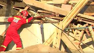 Ventanilla: bomberos buscan entre escombros y gritos a otros obreros atrapados en derrumbe 