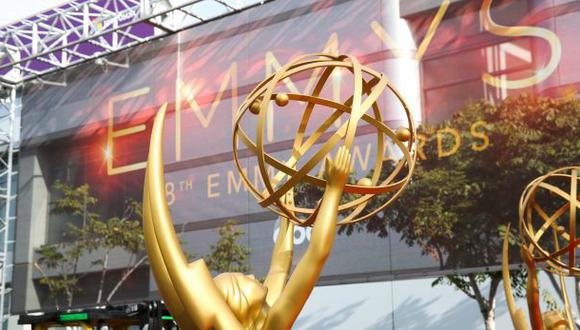 La estatua de los Emmy en la entrada del teatro Microsoft ubicado en Los Angeles. (Foto: AP)