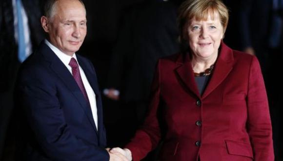 Putin y Merkel piden inmediato alto al fuego en Ucrania