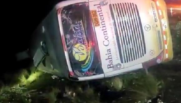 El accidente de carretera ocurrió al promediar las 04:30 horas cerca al Santuario Histórico de Chacamarca, en la provincia de Junín. El chofer del bus de la empresa Bahía Continental se habría quedado dormido. (Andina)
