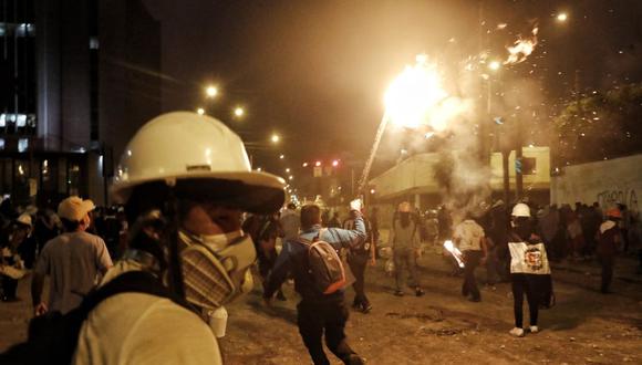 El enfrentamiento entre la PNP y protestantes inició al promediar las 6 de la tarde y continuó por casi dos horas. (Foto: GEC)