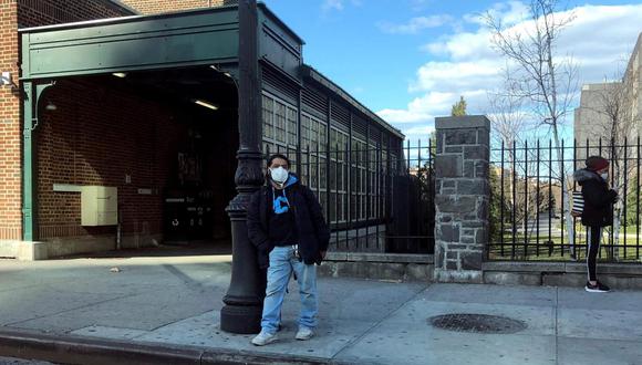 Unas personas son vistas con mascarillas en una calle vacía de El Bronx, el condado de mayoría latina de Nueva York. (EFE/Ruth E. Hernández).