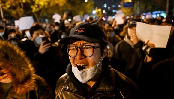 Los manifestantes marchan por una calle durante una manifestación contra las duras restricciones por el coronavirus, en Beijing el 28 de noviembre de 2022. (Foto: Noel CELIS / AFP)