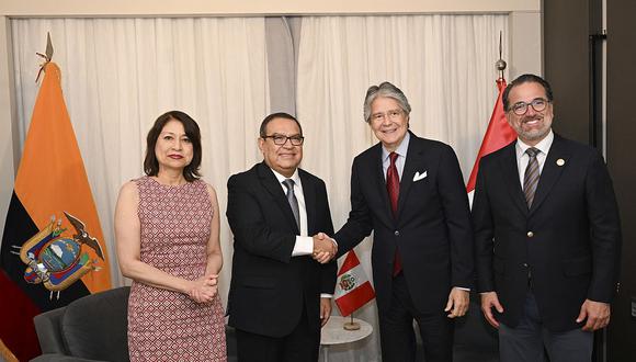 Alberto Otárola y Ana Cecilia Gervasi en su reunión con Guillermo Lasso, presidente de Ecuador. (Foto: PCM)