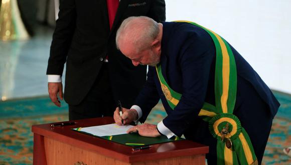 El nuevo presidente de Brasil, Luiz Inácio Lula da Silva, firma decretos para derogar las leyes aprobadas por el expresidente Jair Bolsonaro. (SERGIO LIMA / AFP).