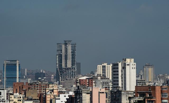 El terremoto que sacudió el martes a Venezuela provocó que el emblemático rascacielos la Torre de David sufriera una inclinación de 25 grados en los últimos cinco pisos. (AFP).