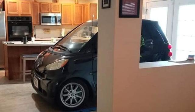 Hombre de Florida estaciona su auto en la cocina por temor al huracán Dorian. (Foto: Facebook - Jess Ica)