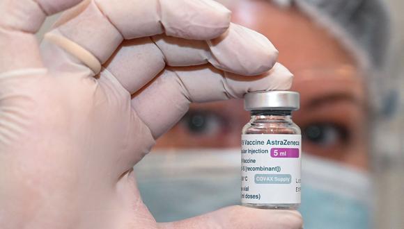 Una enfermera sostiene un frasco de la vacuna Oxford AstraZeneca contra la enfermedad del coronavirus en un hospital de Tiflis, Georgia. La EMA no “descarta de forma definitiva” vínculo de la vacuna y casos de trombosis. (Foto de Vano SHLAMOV / AFP).