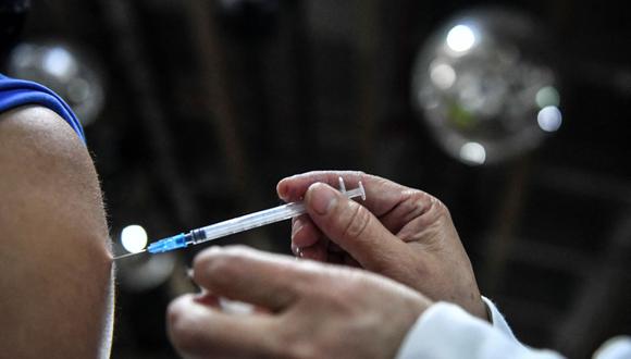 Una enfermera administra una dosis de la vacuna Moderna contra el coronavirus COVID-19 a un hombre en Medellín, Colombia. (JOAQUIN SARMIENTO / AFP).