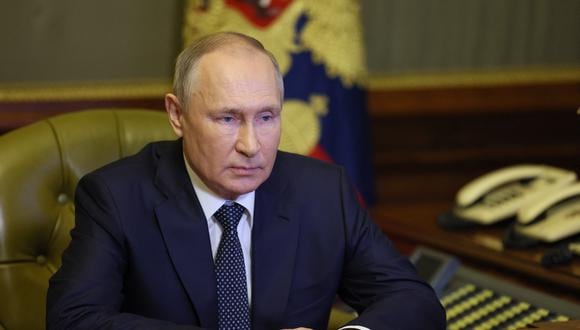 El presidente ruso Vladimir Putin preside una reunión del Consejo de Seguridad a través de un enlace de video en San Petersburgo el 10 de octubre de 2022. (Foto de Gavriil GRIGOROV / SPUTNIK / AFP)