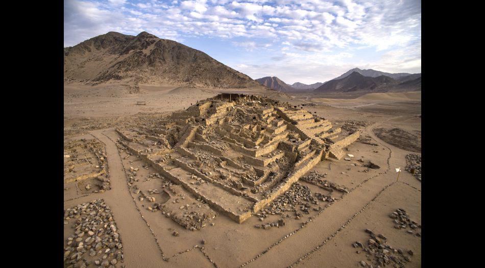 Las pirámides de Caral son las más antiguas hallada en Sudamérica: datan de hace 5000 años (3000 a.C. aproximadamente). Su construcción requirió de un alto grado de tecnología y organización social.