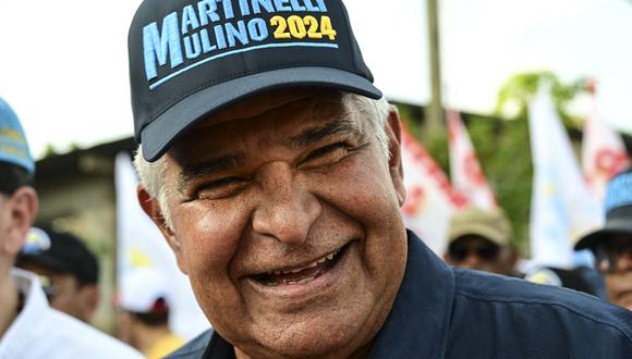 El candidato presidencial de Panamá por el partido Realizando Metas, José Raúl Mulino, sonríe durante un mitin de campaña el 16 de abril de 2024. (Foto de MARTIN BERNETTI / AFP).