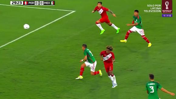 Cabezazo de André Carrillo que pudo ser el 1-0 del Perú vs. México. (Video: Latina Televisión)