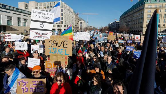 Manifestantes protestan frente a la Puerta de Brandenburgo en Berlín contra las políticas del primer ministro israelí Benjamin Netanyahu, el 16 de marzo de 2023. (Foto de Odd ANDERSEN / AFP)