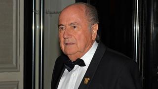 Joseph Blatter pide la expulsión de los clubes con fans racistas