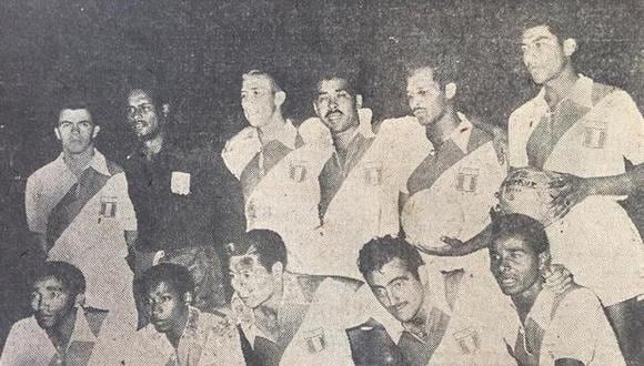 El primer once de la selección peruana en Eliminatorias. Parados están Salas, Asca, Fleming, Calderón, Lazón y Benítez. Sentados, Bassa, Mosquera, Rivera, Terry y Gómez Sánchez. (Foto: Archivo Histórico El Comercio)