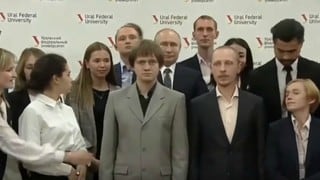 Joven tapó sin querer a Vladimir Putin en foto oficial y un agente 'lo puso en su sitio' rápidamente