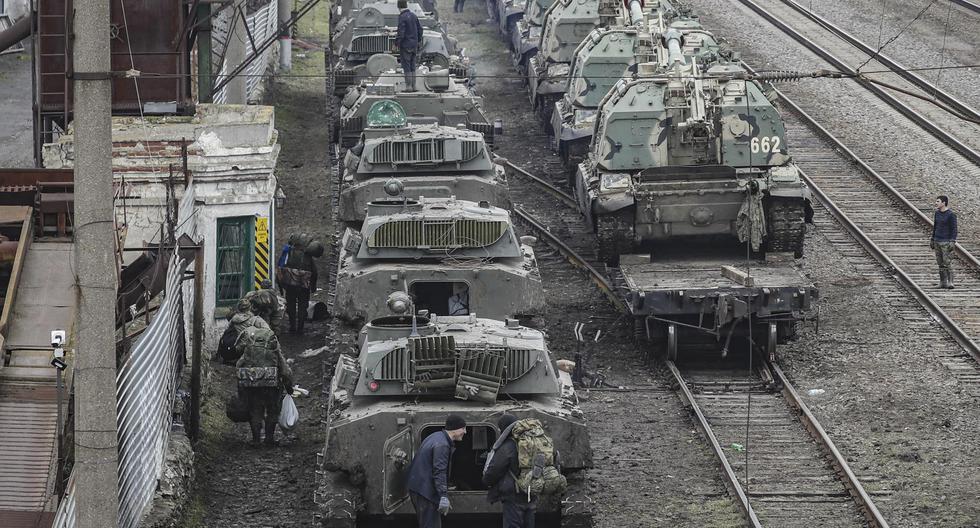 Vehículos blindados rusos en la estación ferroviaria de la región de Rostov, Rusia, 23 de febrero de 2022. (EFE/EPA/STRINGER).