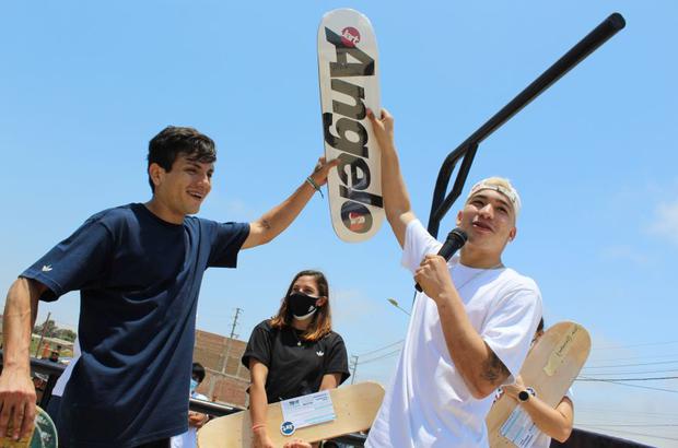 The Peruvian Caro with the winner of a personalized skateboard deck identical to the one he used to compete in Tokyo 2021. He has two immediate plans: to become an ambassador for skateboarding in the country and win a medal at the next Olympic Games.  PHOTO: Daniel García Alzamora.