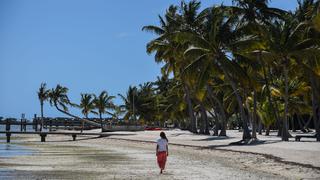 Florida reabre las playas sin tomar el sol pese al aumento de contagios y muertes por coronavirus