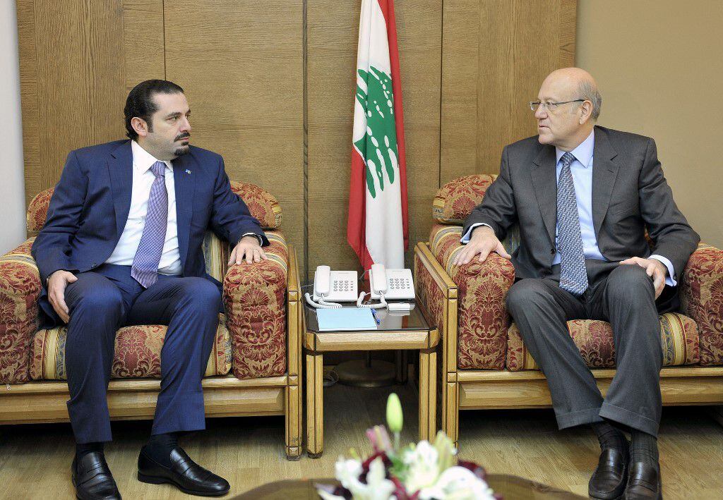 Mikati (a la derecha) conversa con el primer ministro saliente, Saad Hariri, mientras se debatía en el Parlamento el nuevo gabinete que conformaría para el periodo que duró desde el 2011 al 2014. (Foto: Wael Hamzeh / AFP / Archivo) 