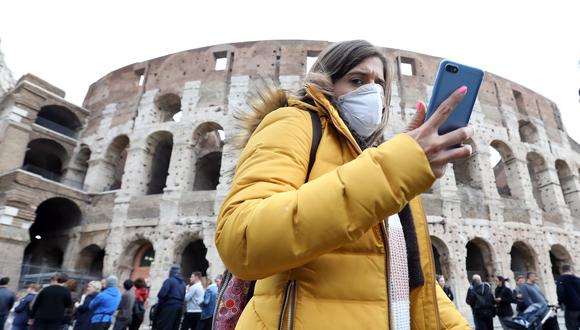 Una turista que usa máscara protectora pasa frente al Coliseo en Roma, Italia, el país europeo con más casos de coronavirus. (Alessia Pierdomenico / Bloomberg).