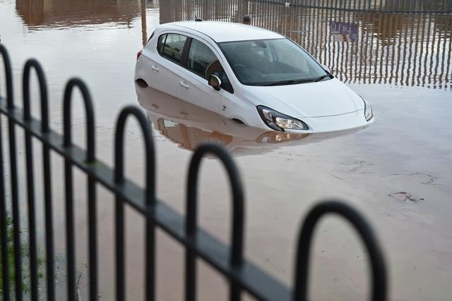 Se muestra un automóvil sumergido abandonado en el agua después de que la tormenta Dennis azotara el país durante el fin de semana. (Foto: AFP)