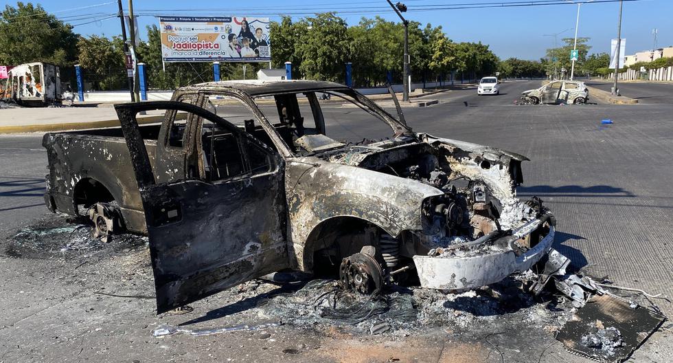 Fotografía de vehículos quemados tras los enfrentamientos de fuerzas federales con grupos armados en la ciudad de Culiacán, estado de Sinaloa, México, tras la captura de Ovidio Guzmán. (EFE/Juan Carlos Cruz).