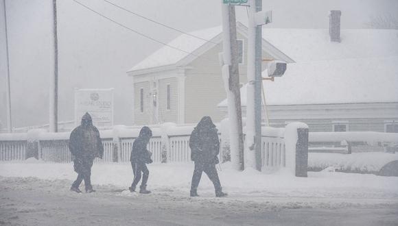 Gente camina bajo la tormenta de nieve en Lawrence, Massachusetts, el 7 de enero de 2024. (Foto de Joseph Prezioso / AFP)