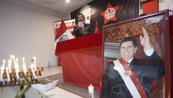 Partidarios del expresidente peruano Alan García participan en un servicio conmemorativo en la sede del APRA en Huancayo, luego de enterarse de que murió el 17 de abril de 2019. (Foto de CRIS BOURONCLE / AFP)