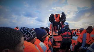Migrantes y tripulación del “Ocean Viking” en cuarentena al llegar a Sicilia