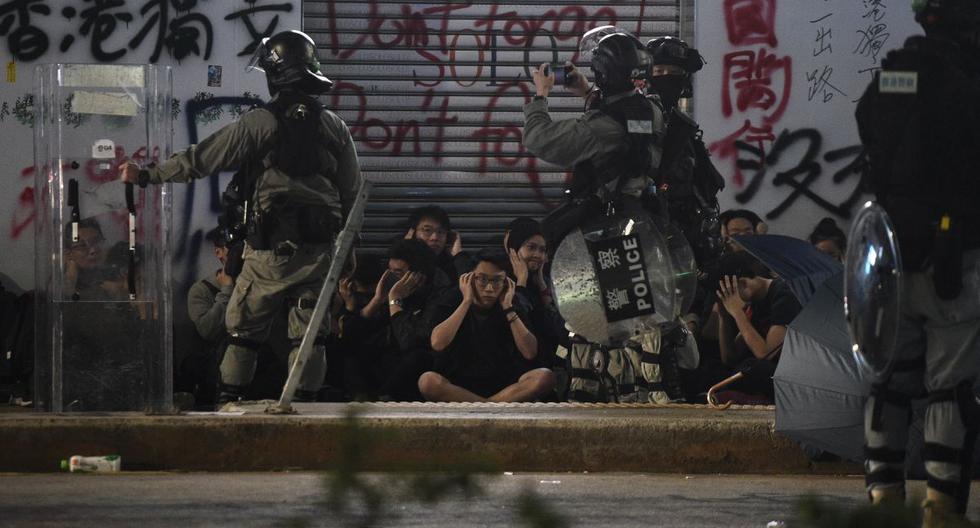 La policía detiene a las personas en Causeway Bay después de una marcha en favor de la democracia en Hong Kong. (AFP)