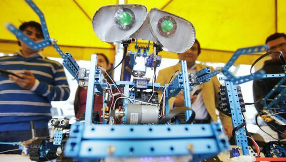 Jóvenes crean robots con partes en desuso de computadoras