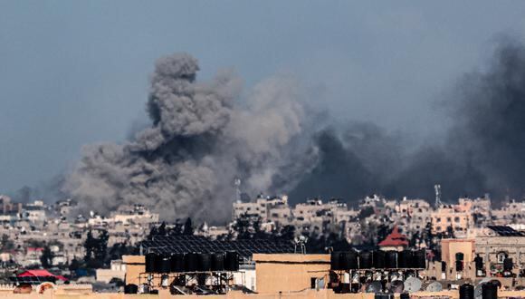 Una fotografía tomada desde Rafah muestra humo ondeando durante el bombardeo israelí sobre Khan Yunis en el sur de la Franja de Gaza el 9 de febrero de 2024, en medio de continuas batallas entre Israel y el grupo militante palestino Hamás. (Foto de SAID KHATIB / AFP)