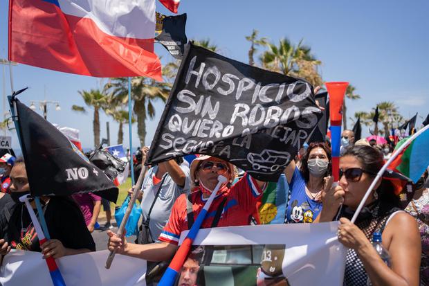 Cientos de personas marcharon el domingo contra la inmigración irregular y para pedir seguridad en la ciudad de Iquique, en Chile. (EFE/Adriana Thomasa).