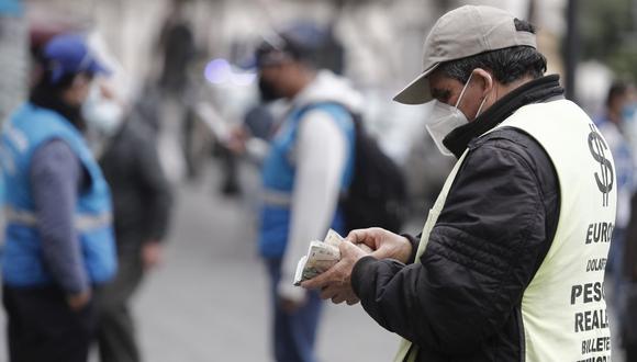 El precio del dólar estadounidense en Perú descendía en las primeras operaciones de la sesión de este martes, en medio de un renovado apetito por el riesgo a nivel global tras el anuncio de la Administración de Alimentos y Medicamentos de Estados Unidos (FDA) sobre una vacuna contra el COVID-19. (Foto: Cesar Campos / GEC)