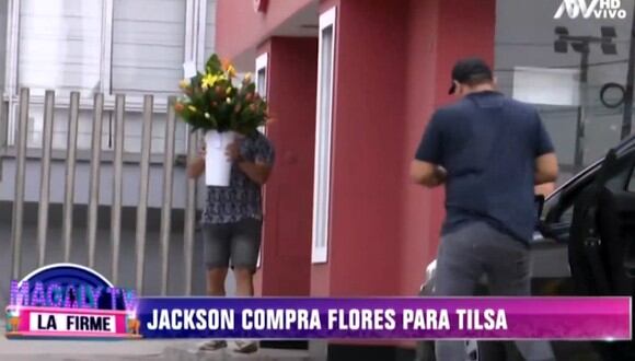 Jackson Mora compra flores para Tilsa Lozano. (Captura de pantalla)