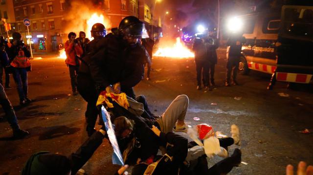 Oficiales de la policía regional catalana 'Mossos D'Esquadra' se enfrentan con manifestantes durante una protesta convocada por el movimiento separatista catalán Tsunami demócrata frente al estadio Camp Nou. (Foto: AFP).