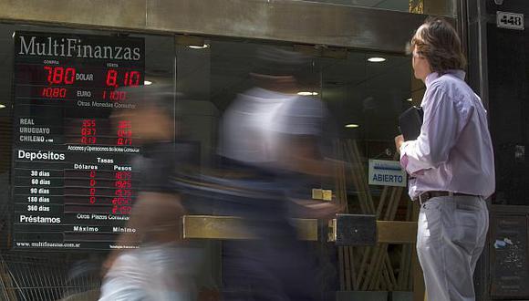 En la plaza informal, el dólar también se apreciaba. (Foto: AFP)