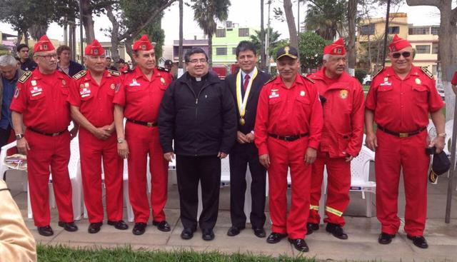 Los bomberos fueron distinguidos en un evento en el Parque de La Puente y Cortez, en Pueblo Libre, y participaron autoridades vecinales y municipales. (Facebook y Twitter)