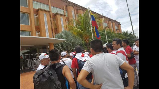 Hinchas peruanos se reunieron fuera del hotel de la selección - 4