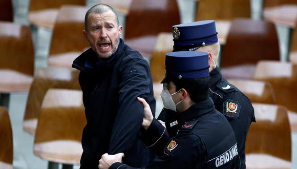 El hombre que irrumpió a gritos en la audiencia del papa Francisco fue detenido. (Reuters).