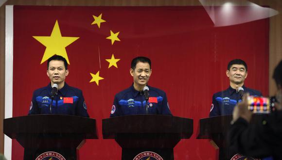 Los astronautas chinos, Tang Hongbo, Nie Haisheng y Liu Boming, saludan en una conferencia de prensa en el Centro de Lanzamiento de Satélites de Jiuquan antes del lanzamiento de Shenzhou-12. (AP / Ng Han Guan)