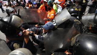 Cercado de Lima: policías y trabajadores de Las Bambas protagonizan forcejeos durante protesta | FOTOS 