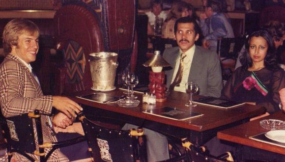 El futbolista inglés Eamonn O'Keefe (izquierda) desarrolló una relación de confianza con el príncipe Abdulá bin Nasser, presidente del equipo saudita Al Hilal.