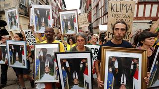 G7: Ecologistas y anticapitalistas marchan con retratos de Macron boca abajo | FOTOS
